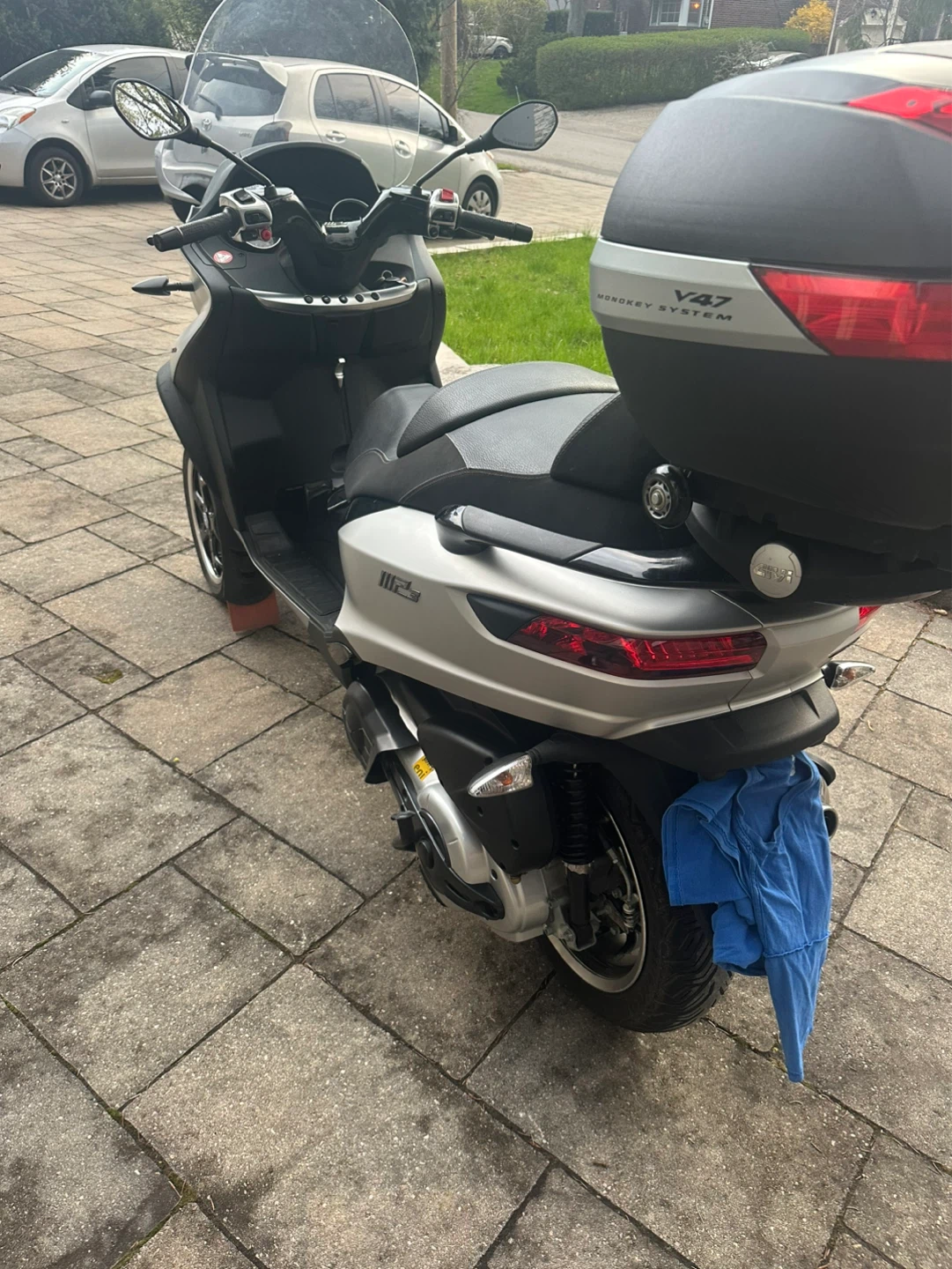 Piaggio MP3 500 HPE Sport Advanced Scooter with Givi Top Case - photo 5