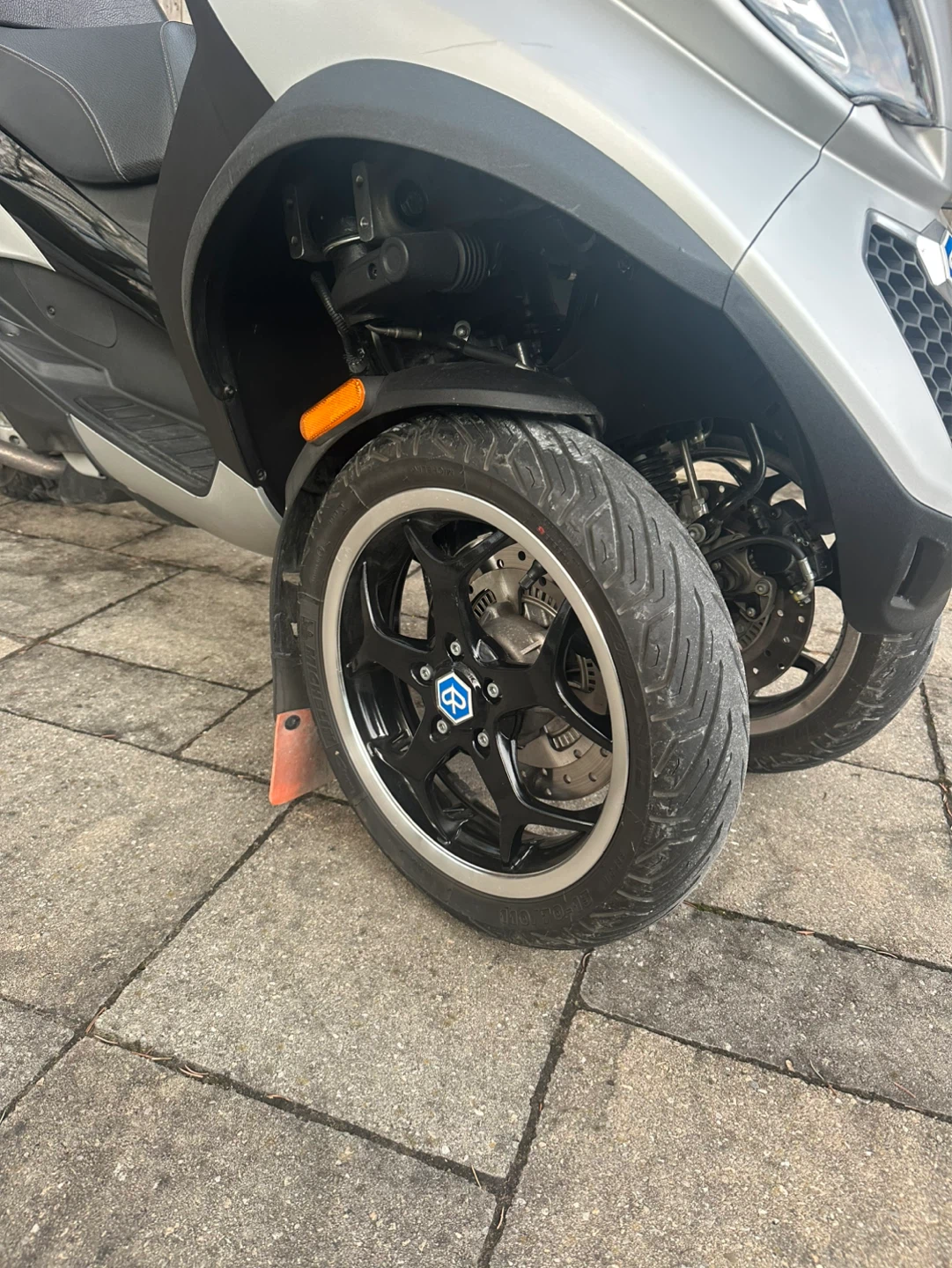 Piaggio MP3 500 HPE Sport Advanced Scooter with Givi Top Case - photo 2