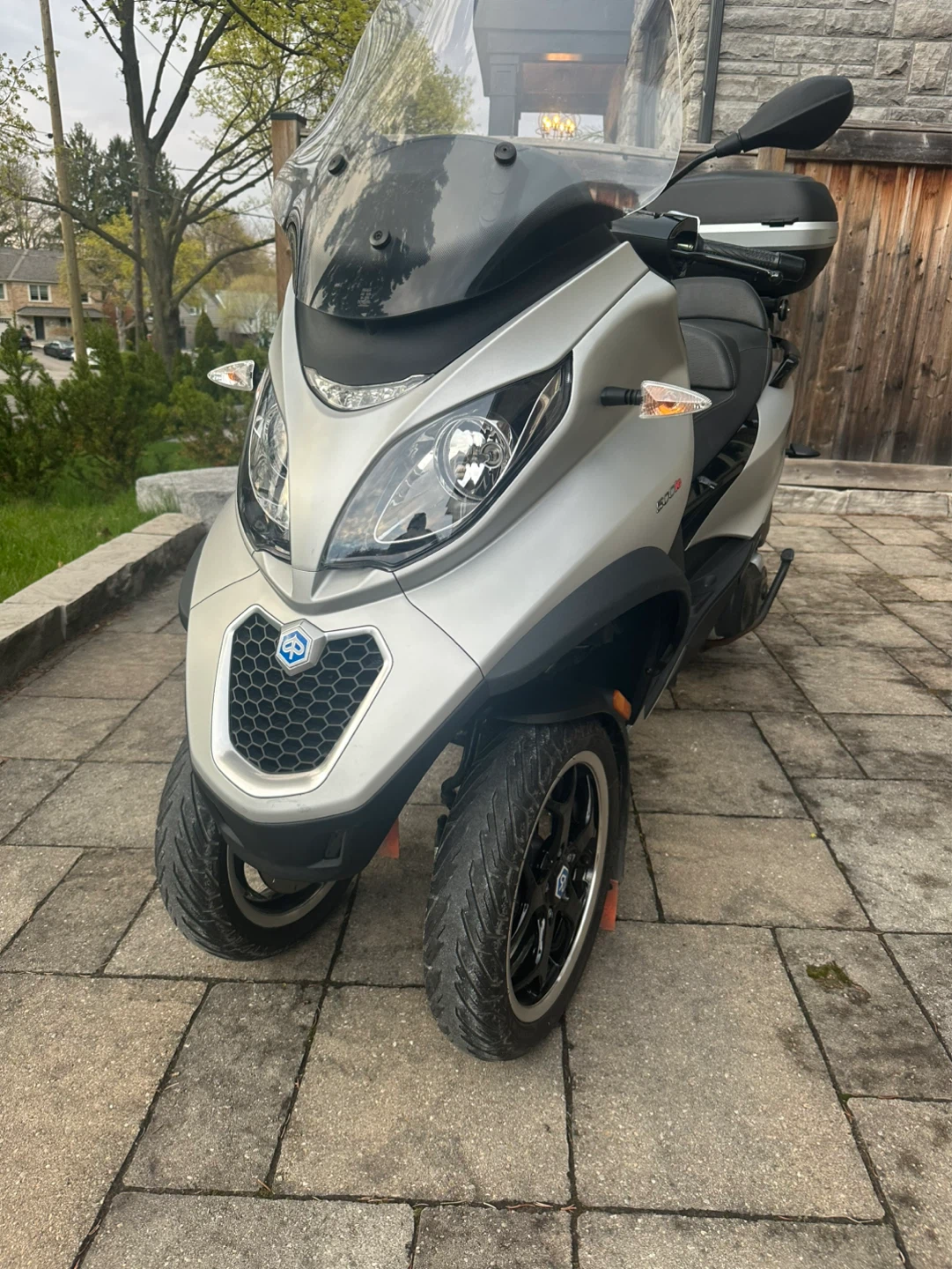Piaggio MP3 500 HPE Sport Advanced Scooter with Givi Top Case