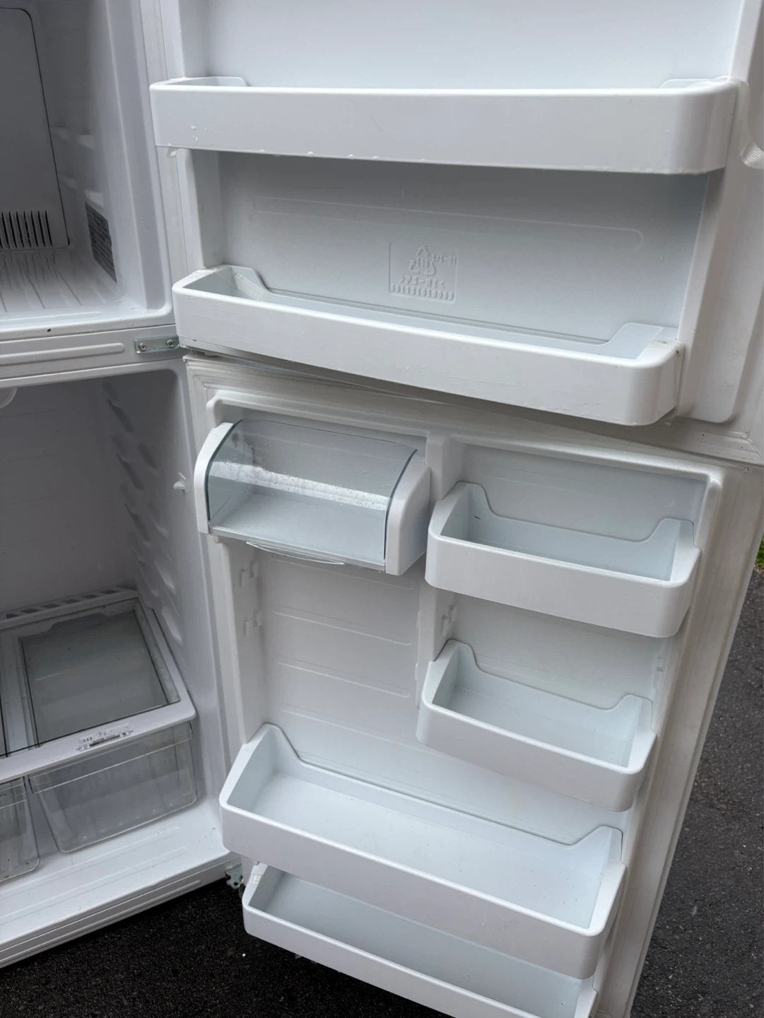 Insignia White Top Freezer Refrigerator - photo 3