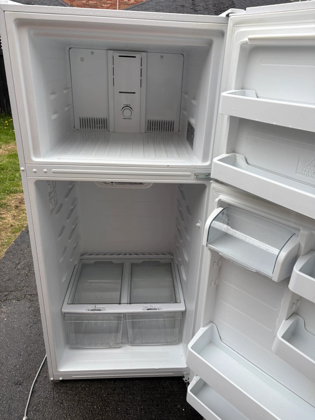 Insignia White Top Freezer Refrigerator - photo 2