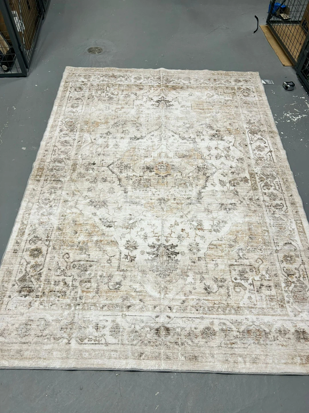 Area Rug - Distressed Traditional Style - photo 2