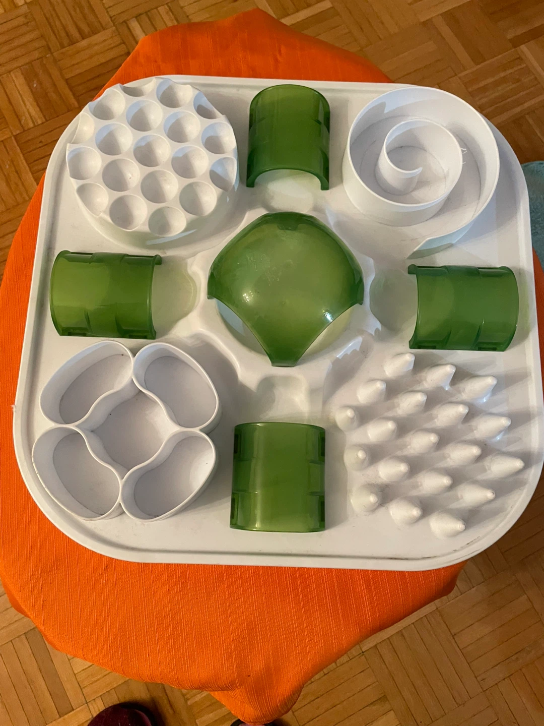 Cat stimulating treat maze