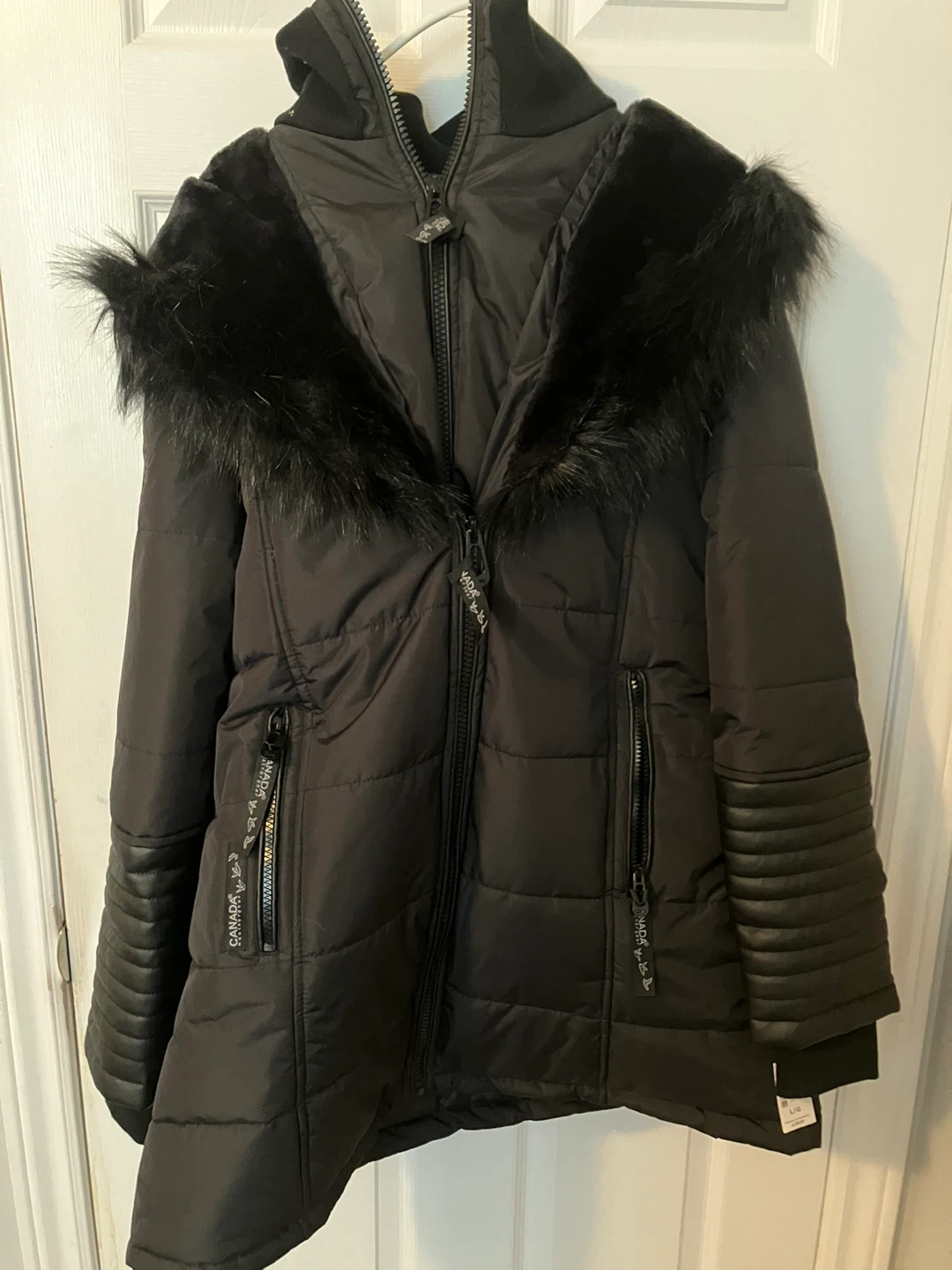 New Black Winter Coat, Faux Fur Hood. Size Large.