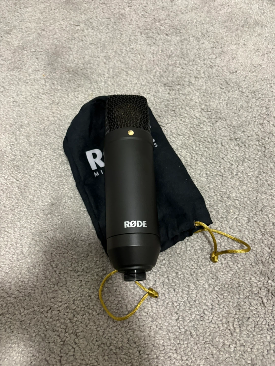 Rode NT1 Microphone with Shock Mount and Cable