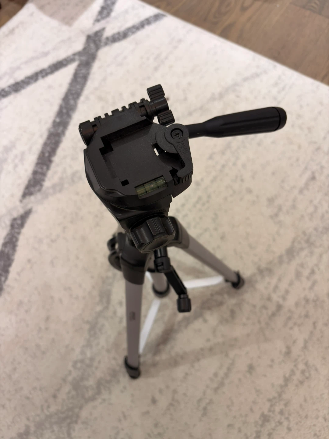 Amazon Basics 60-Inch Lightweight Tripod - photo 2