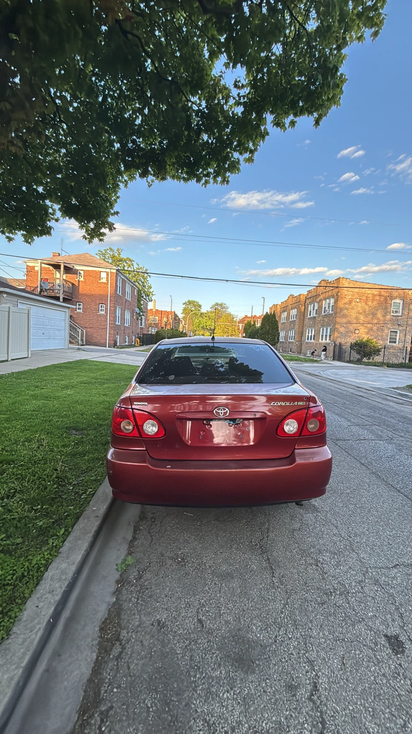 2005 Toyota Corolla Red Sedan 212.000 miles - photo 2