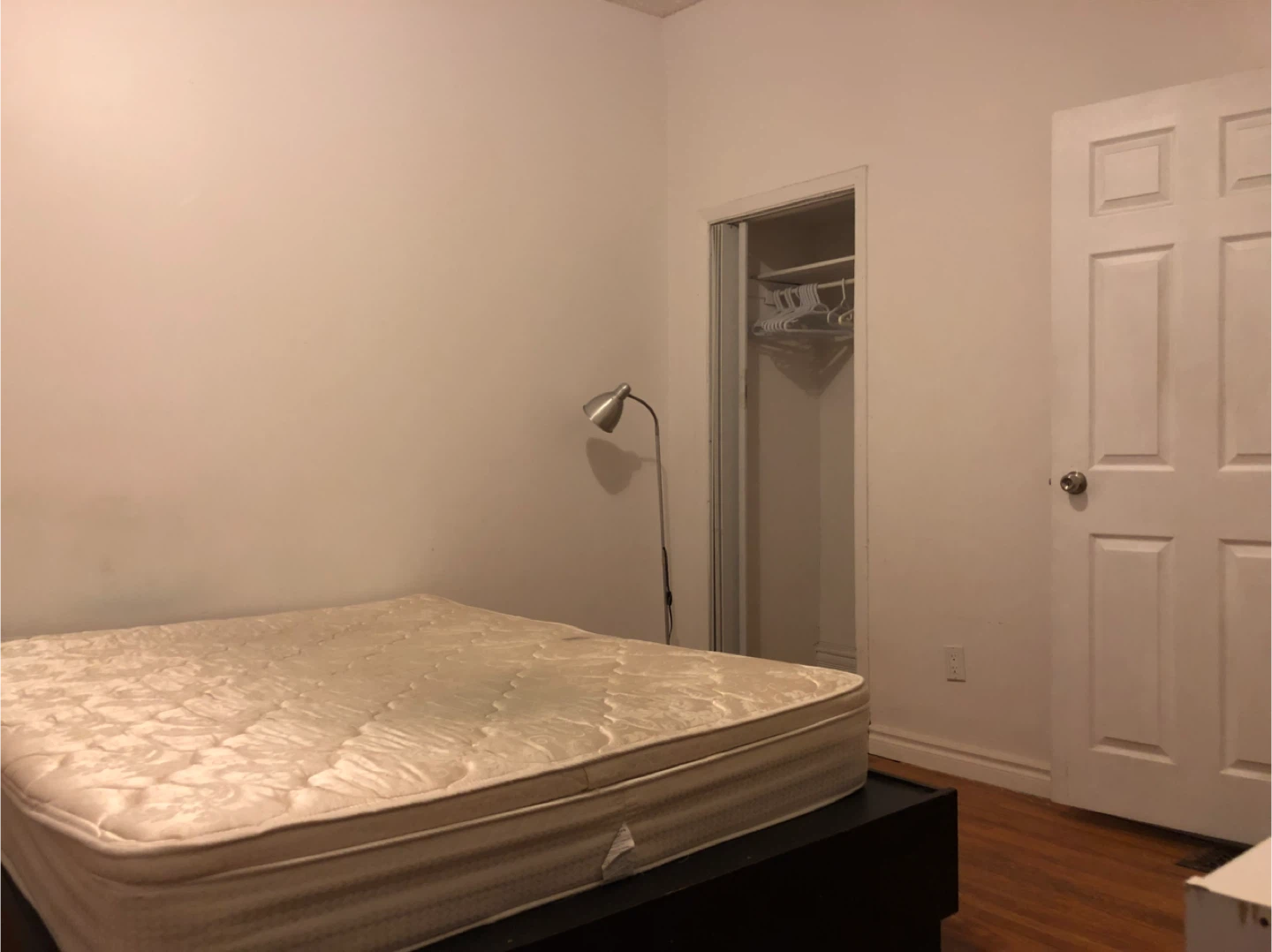 2 single bedrooms for rent in townhouse at Christie pits - photo 2