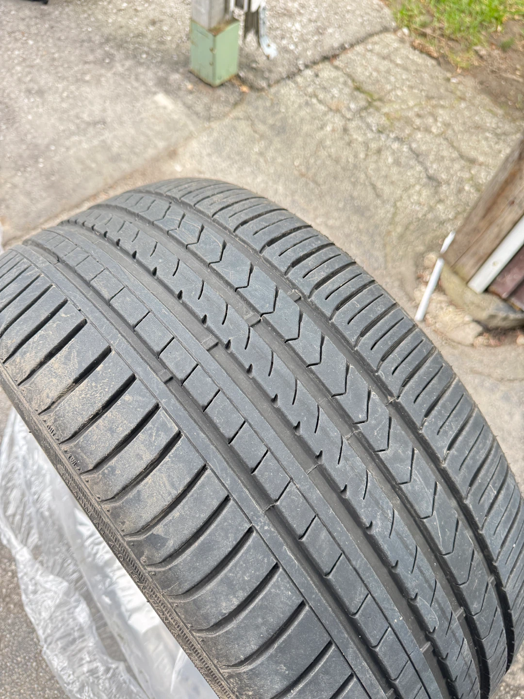 Yokohama Advan Neova AD08R 255/40R18 99W XL Tire