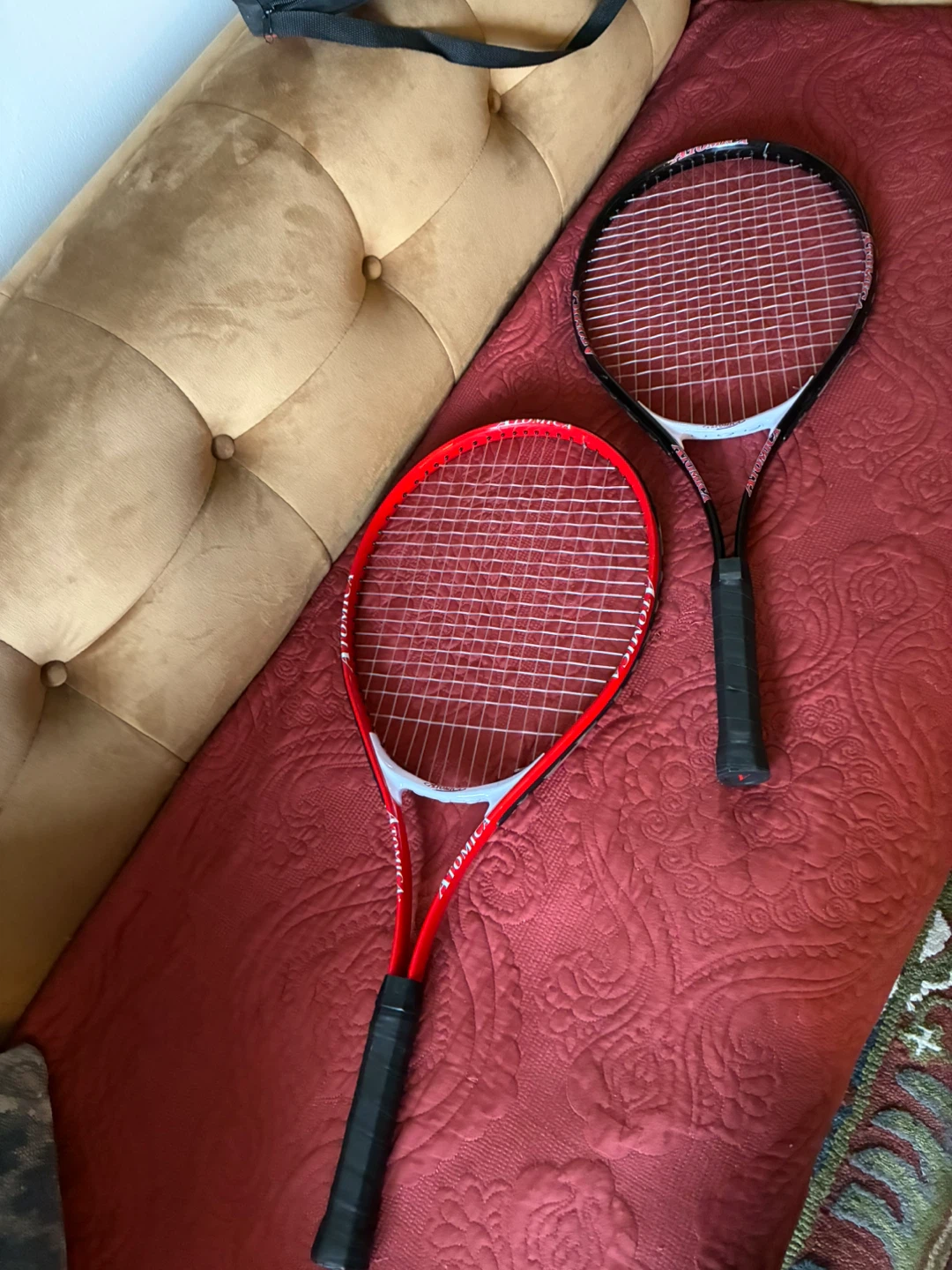 2 Atomica Tennis Rackets with 2 Wilson Tennis Balls