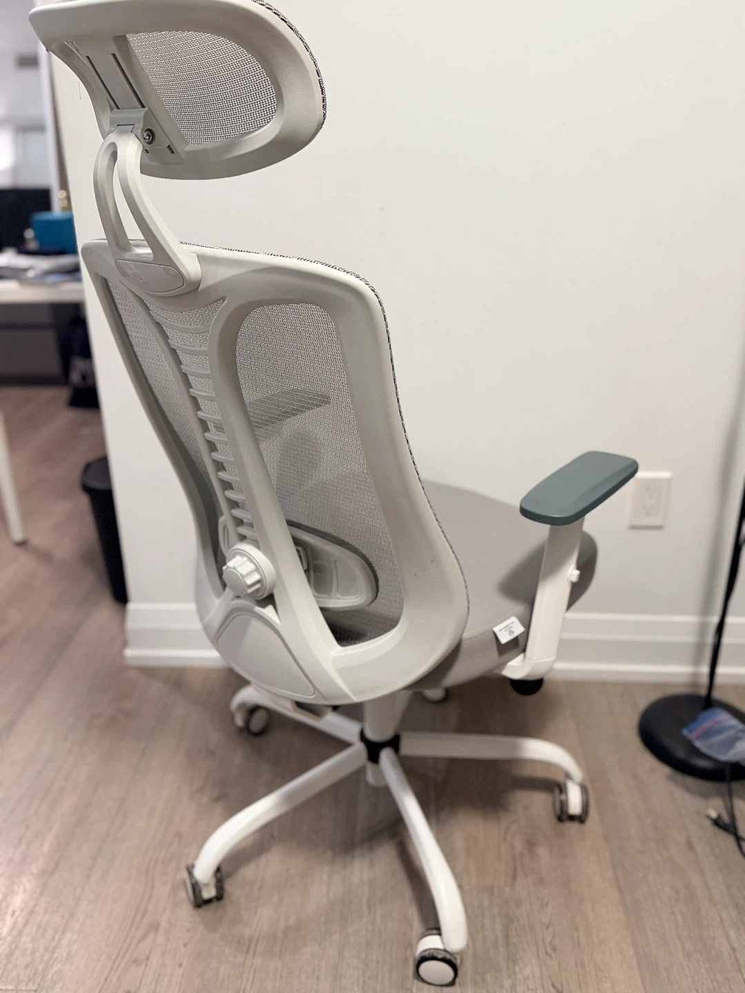 Ergonomic Mesh Office Chair with Headrest - photo 2