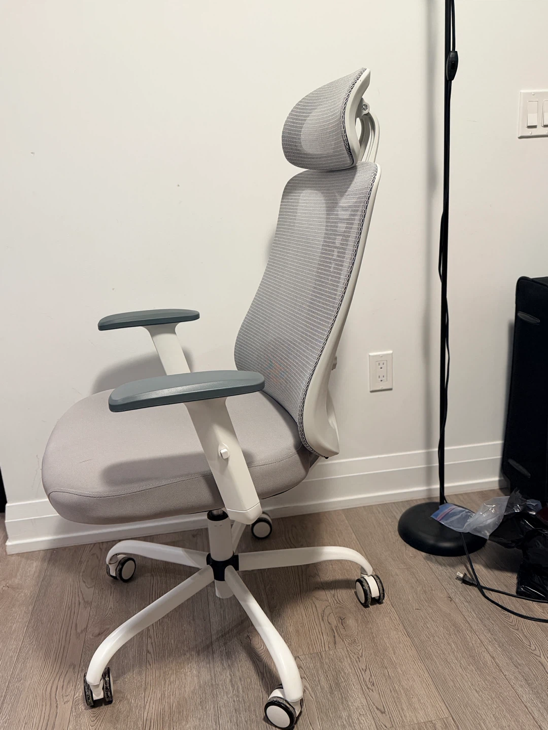 Ergonomic Mesh Office Chair with Headrest - photo 4