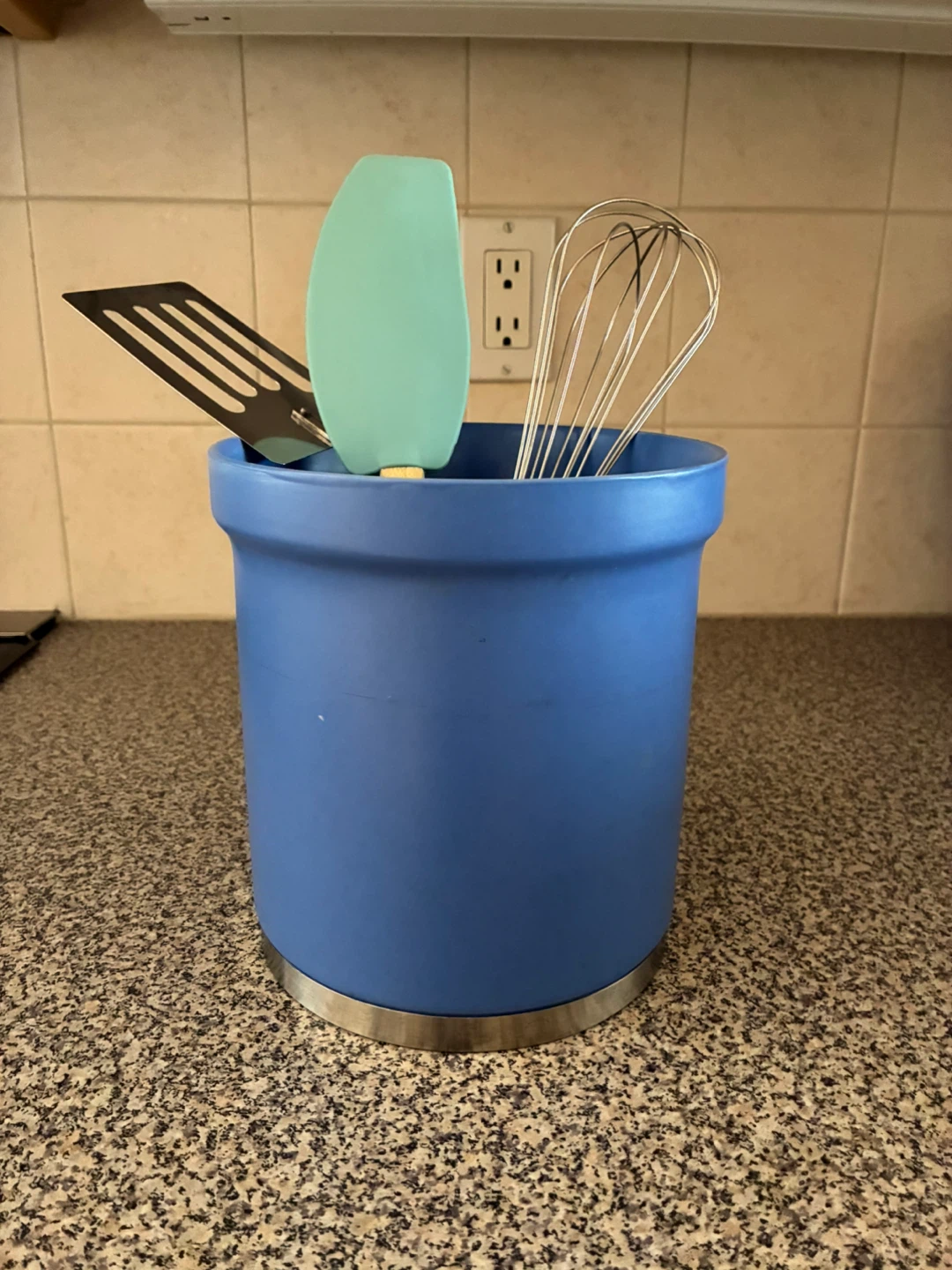 Blue utensil holder with metal base