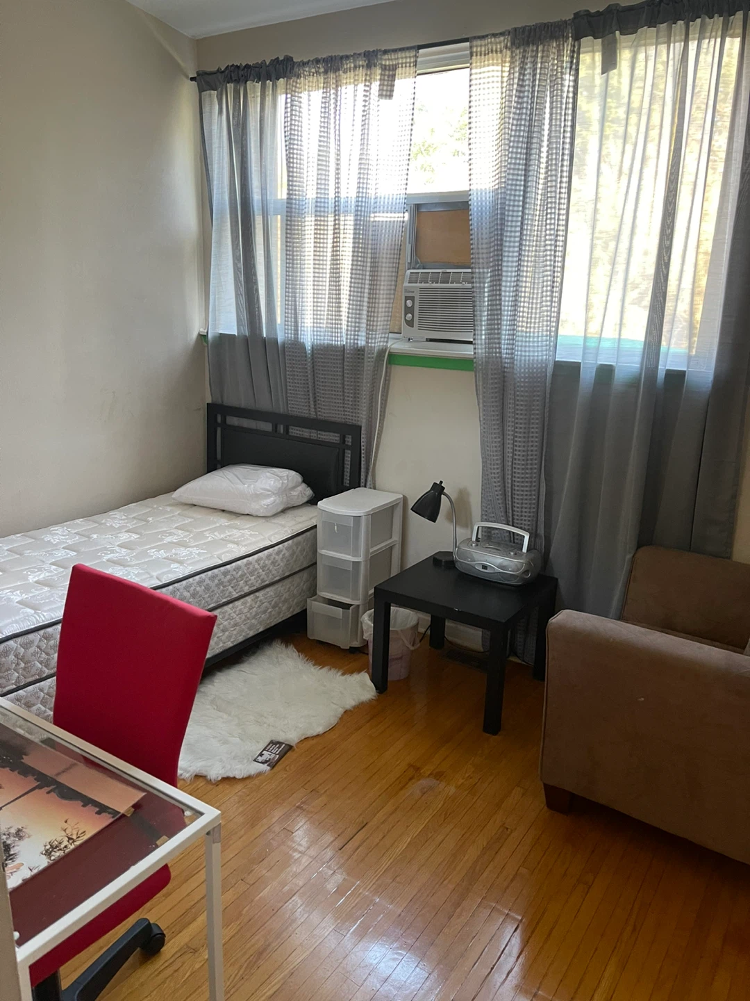 Beautiful Large windows and high ceiling room sublet