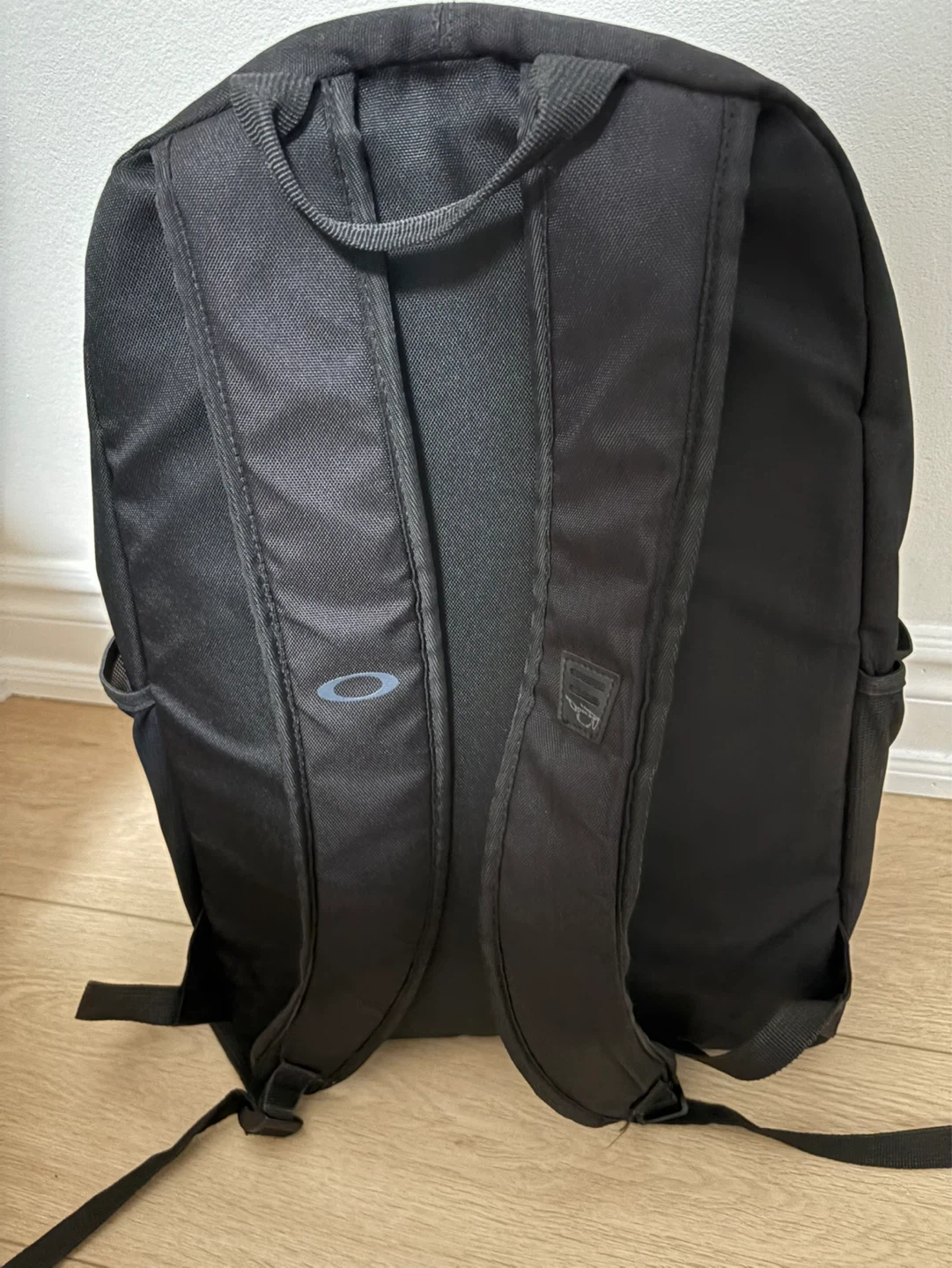 Used adult Oakley Black sleek Backpack - photo 3