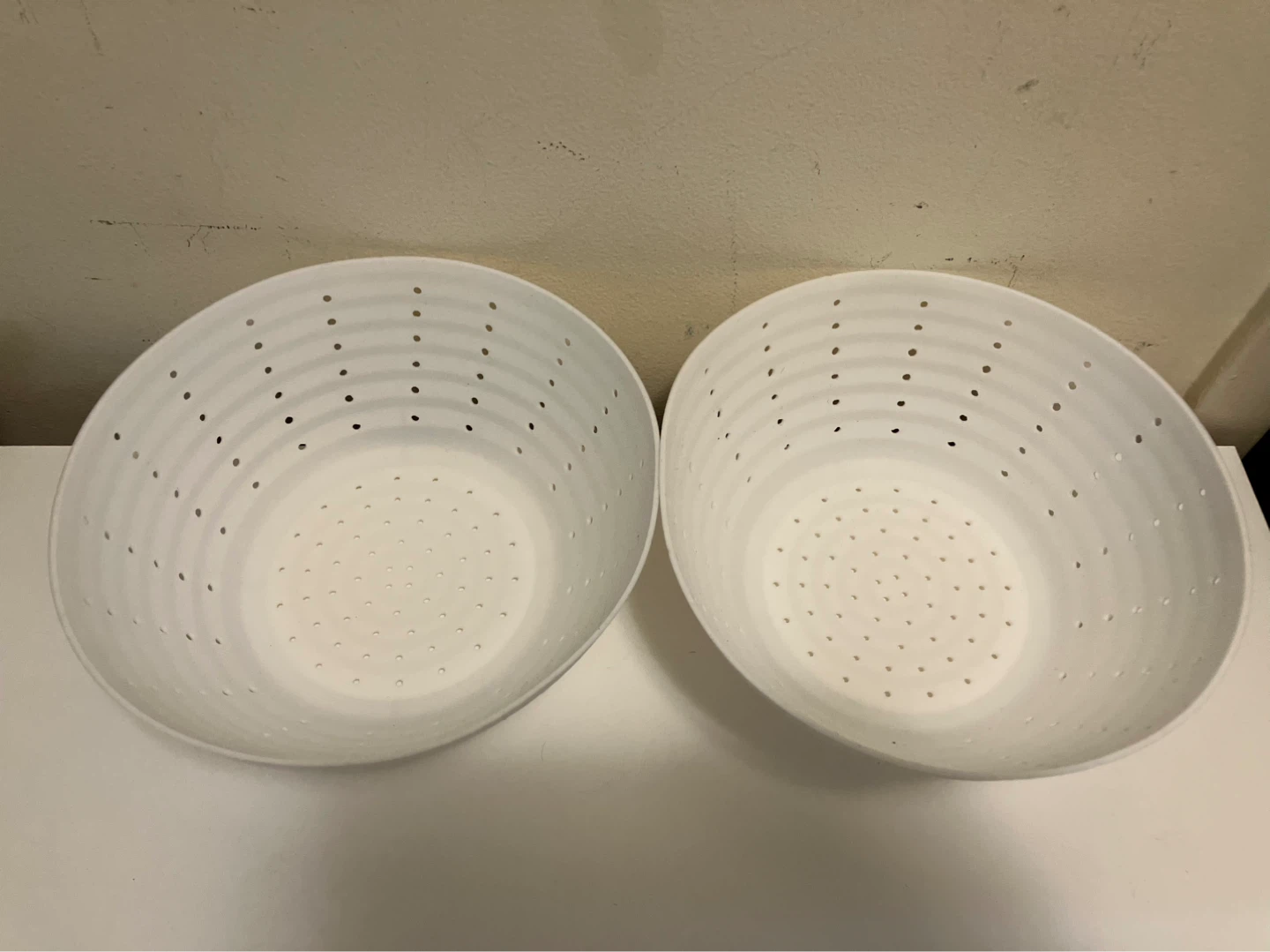 Set of 2 White Colanders