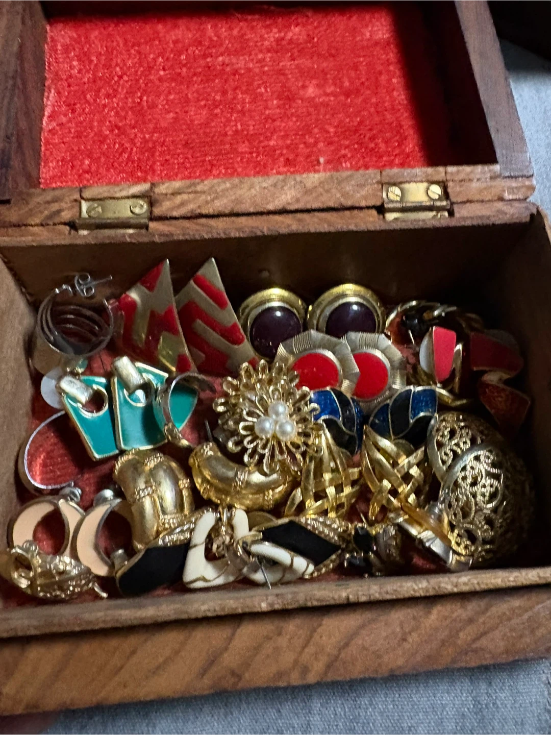 Assorted Vintage Costume Jewellery Earrings & Brooch