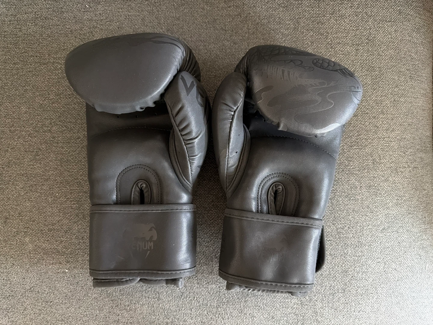 Venum Boxing Gloves - Black Dragon Design - photo 2
