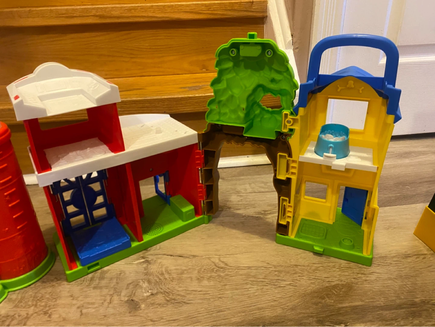 Fisher price little people barn & animal rescue - photo 3