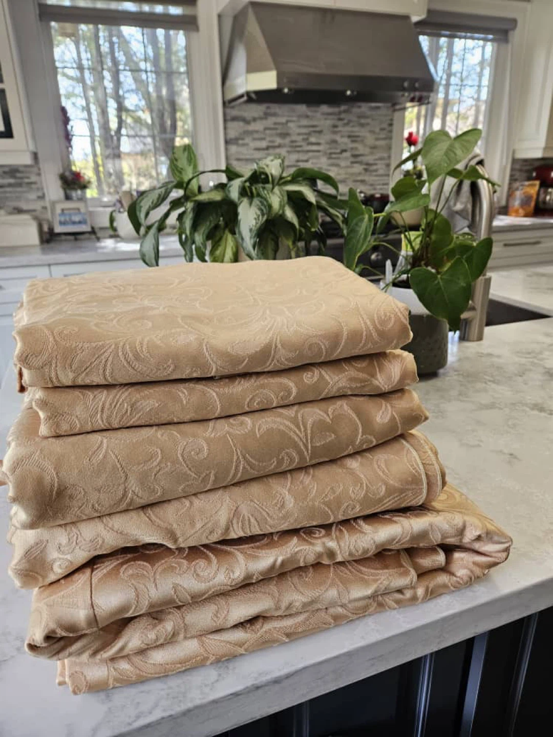 Set of 10 Folded Gold Damask Tablecloths - - photo 2