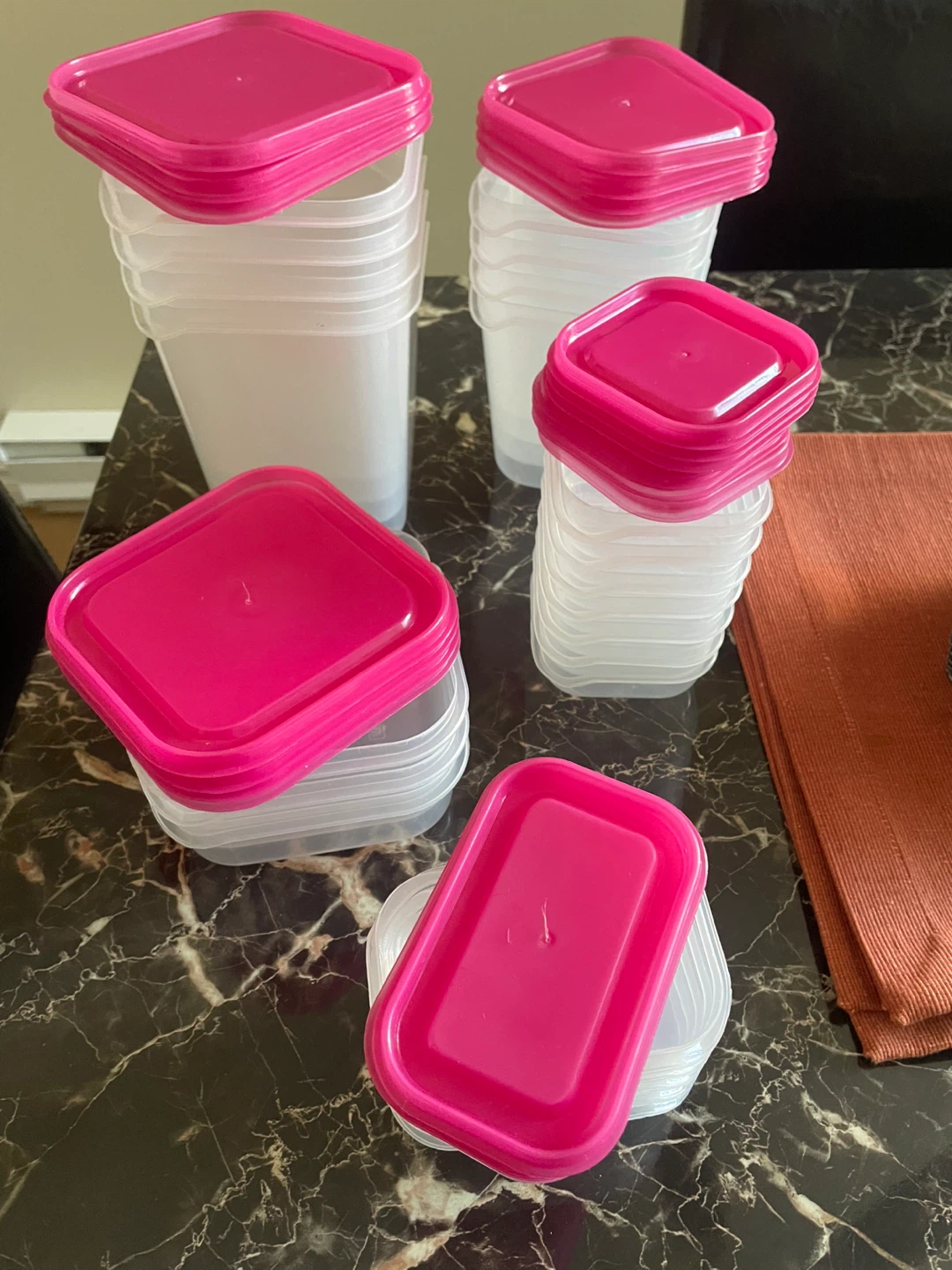 New 46 Piece Set Of Plastic Food Storage Containers with Lids