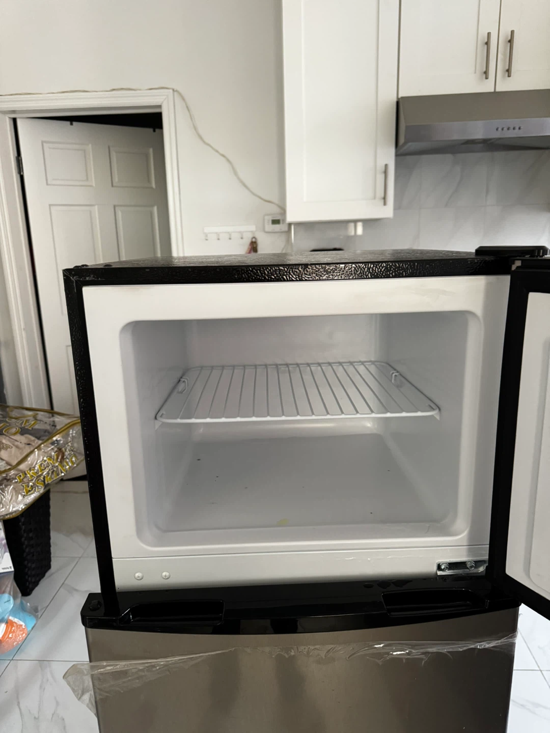 Frigidaire Stainless Steel Top Freezer Refrigerator - photo 4