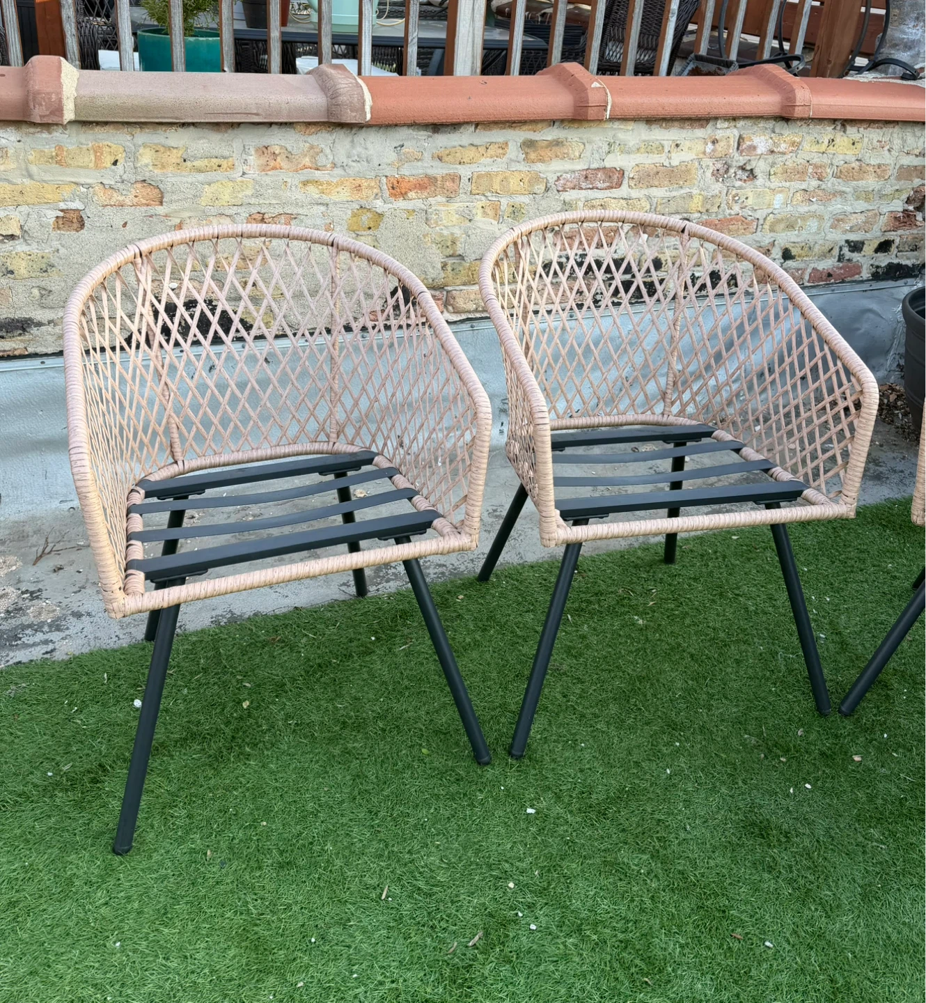 Wicker Outdoor Chairs with Black Cushions - photo 4