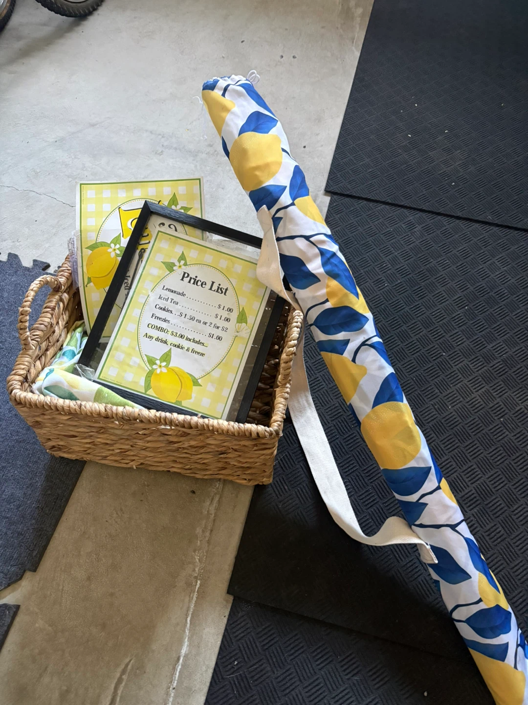 Beautiful lemonade stand lot - photo 2