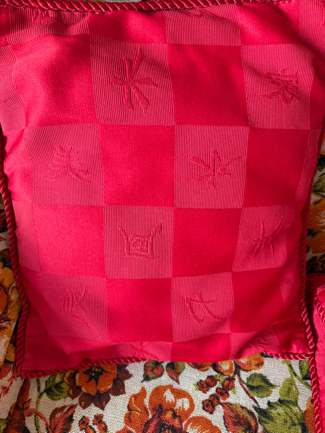 4 Red decorative throw pillow - photo 3