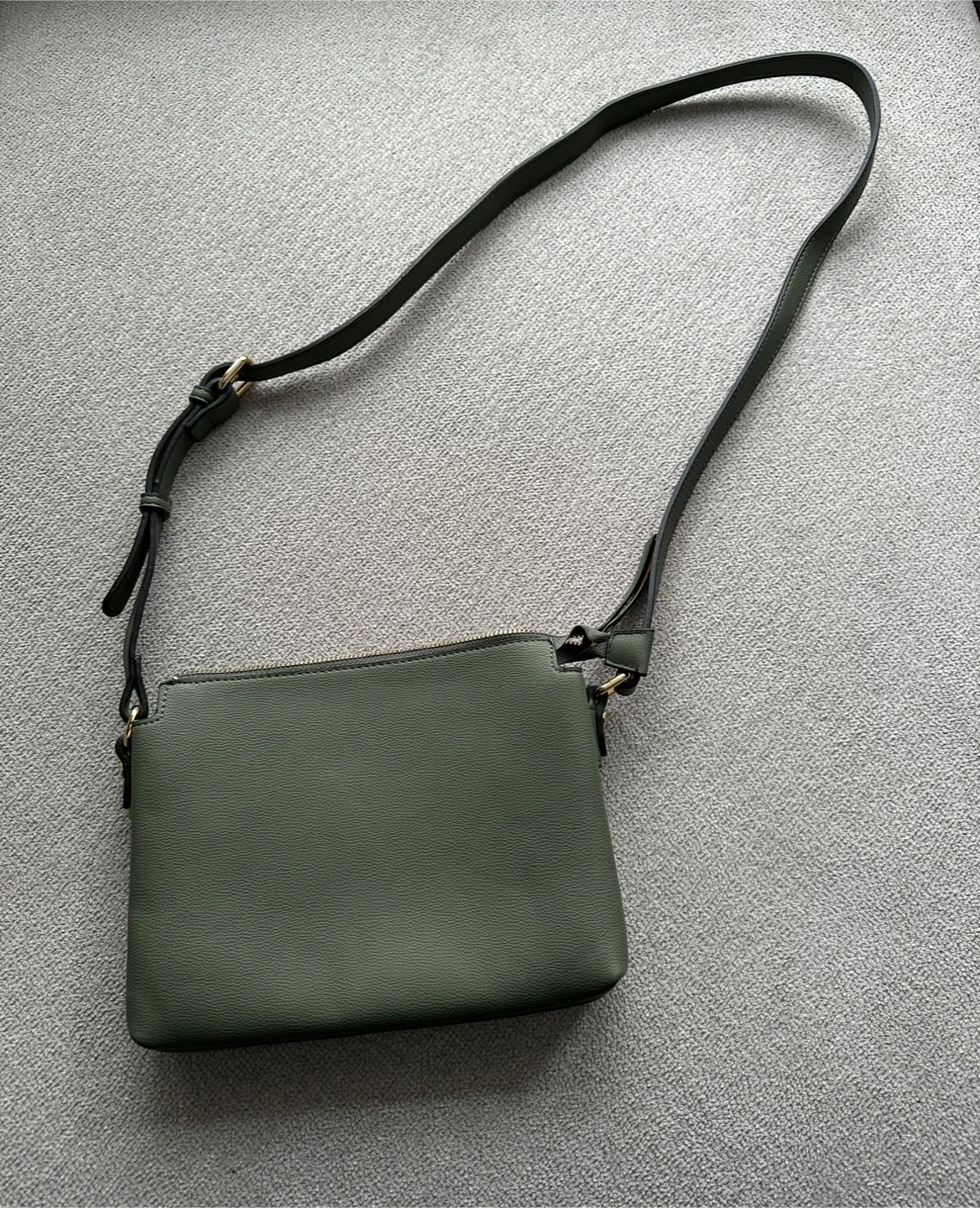 Simons  Crossbody Bag - $15 - East York - photo 2
