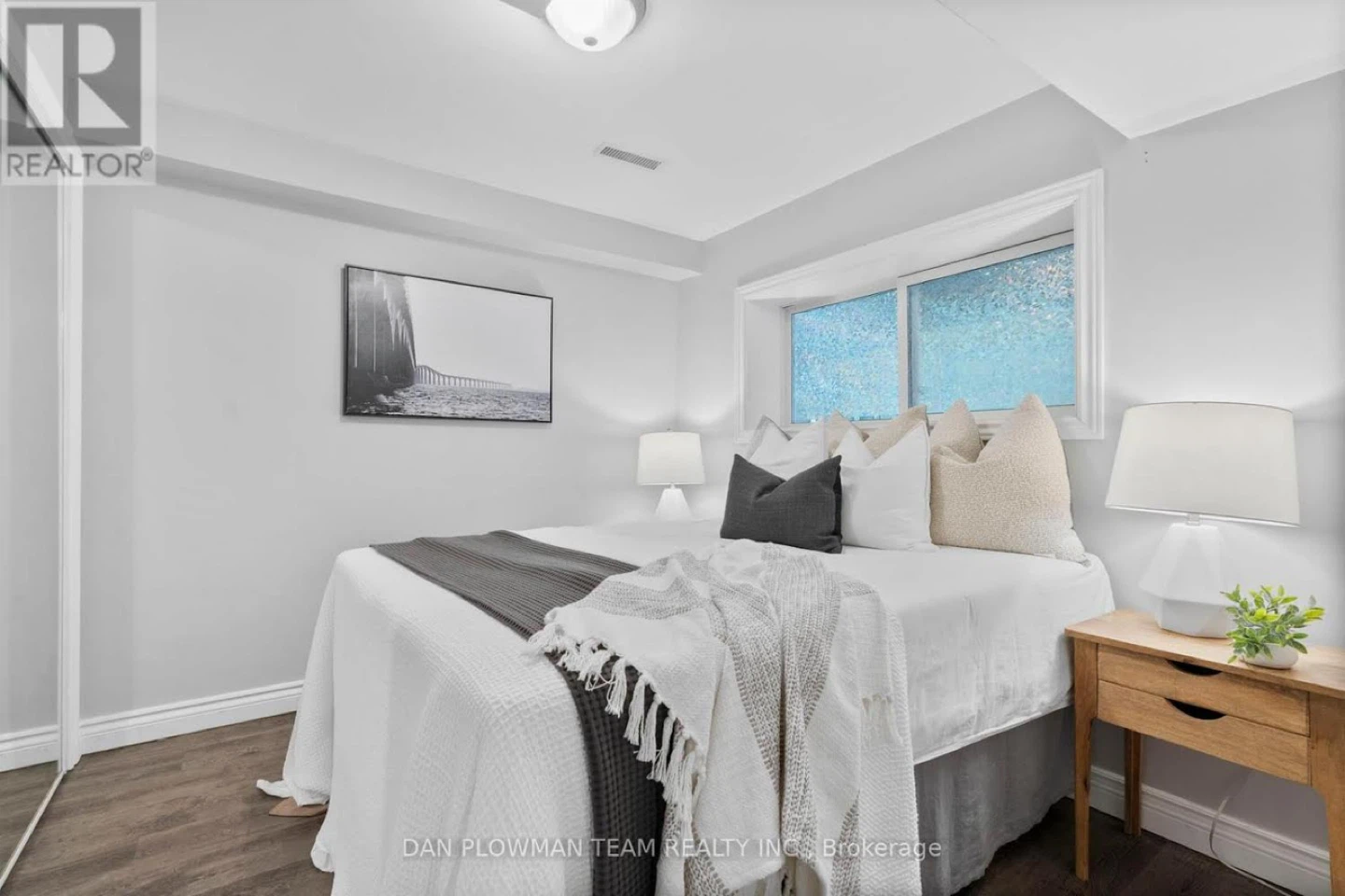 Bright 1 Bedroom Basement Apartment with Kitchen and Bathroom - photo 2