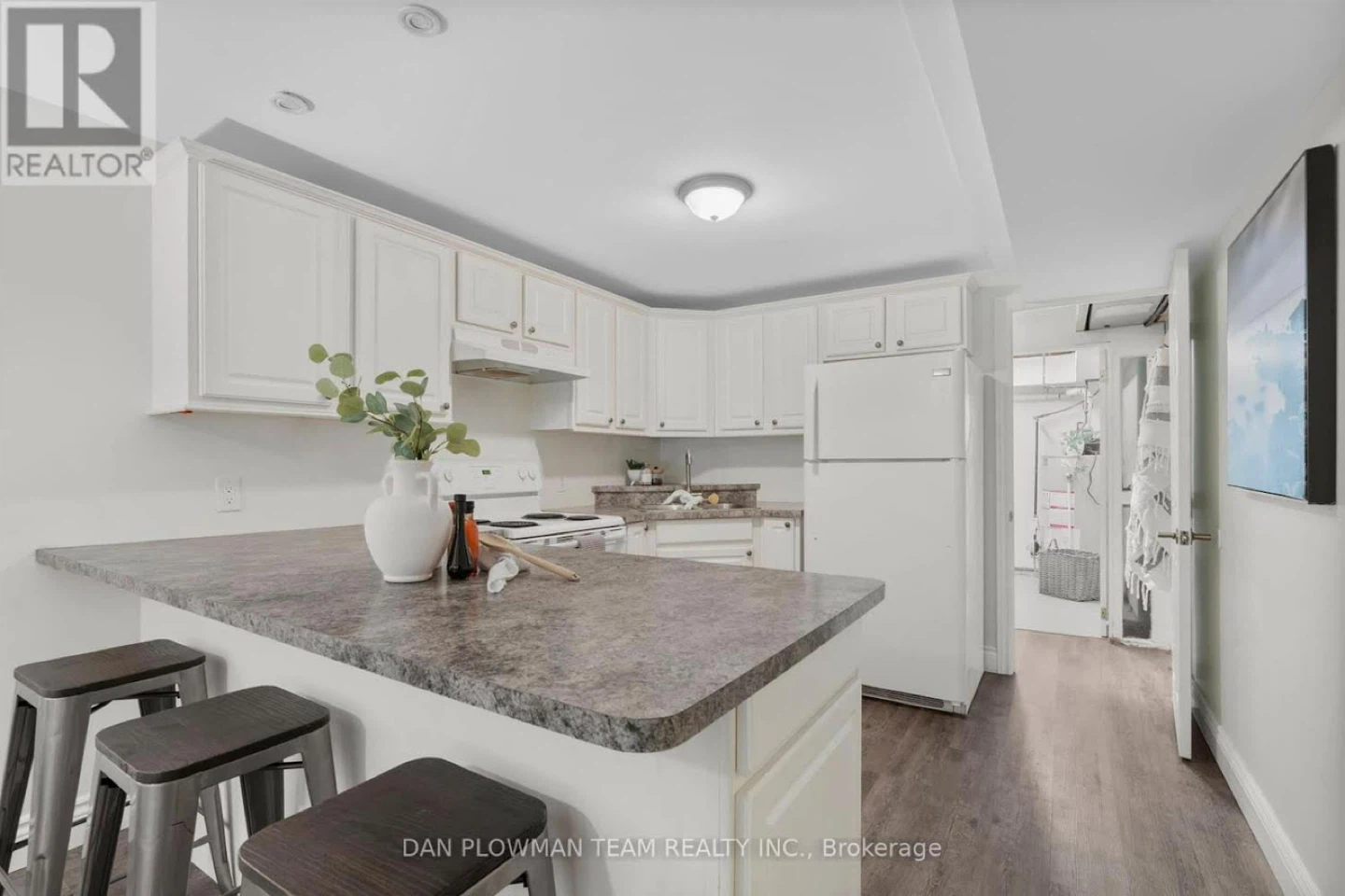 Bright 1 Bedroom Basement Apartment with Kitchen and Bathroom - photo 5