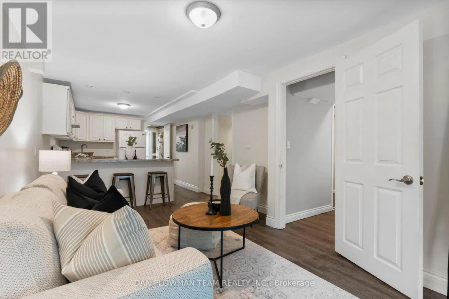 Bright 1 Bedroom Basement Apartment with Kitchen and Bathroom - photo 4