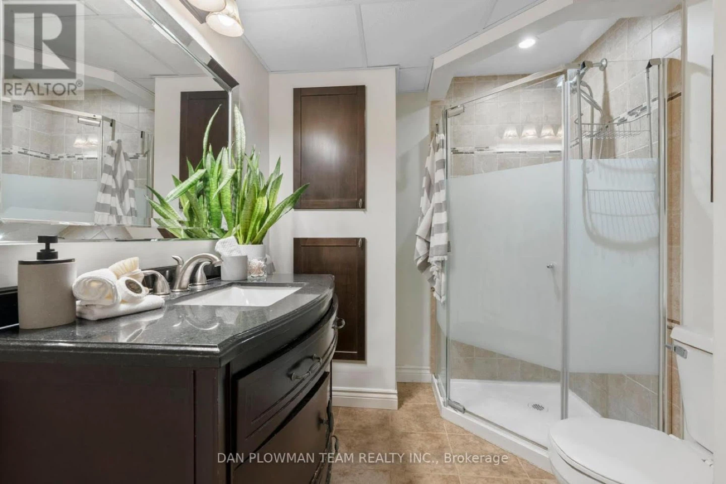 Bright 1 Bedroom Basement Apartment with Kitchen and Bathroom - photo 3