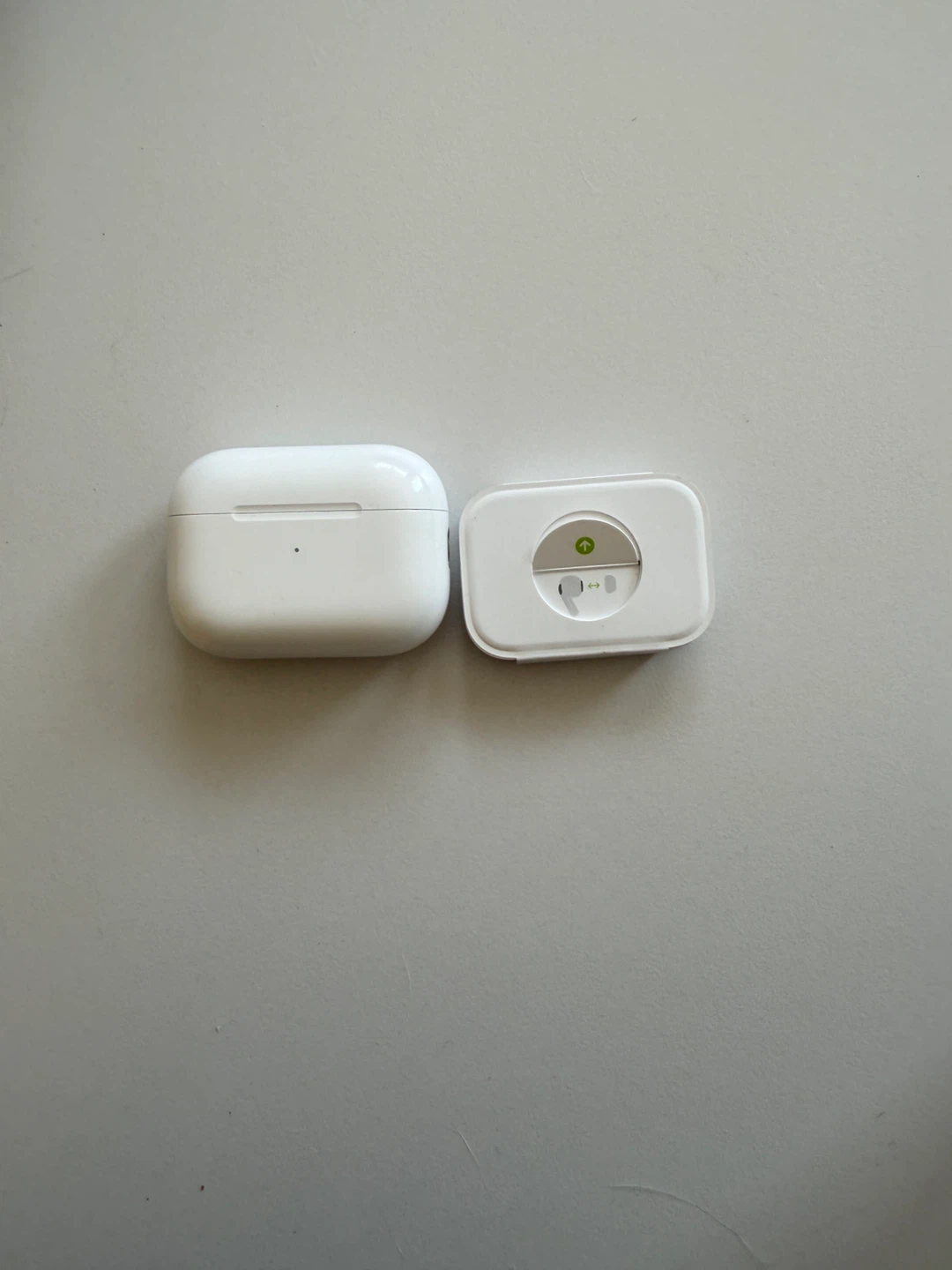 Apple AirPods Pro (2nd generation) with Charging Case - photo 2