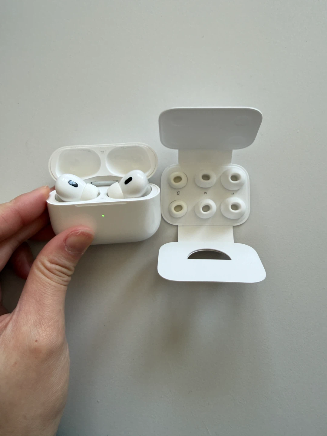 Apple AirPods Pro (2nd generation) with Charging Case - photo 4