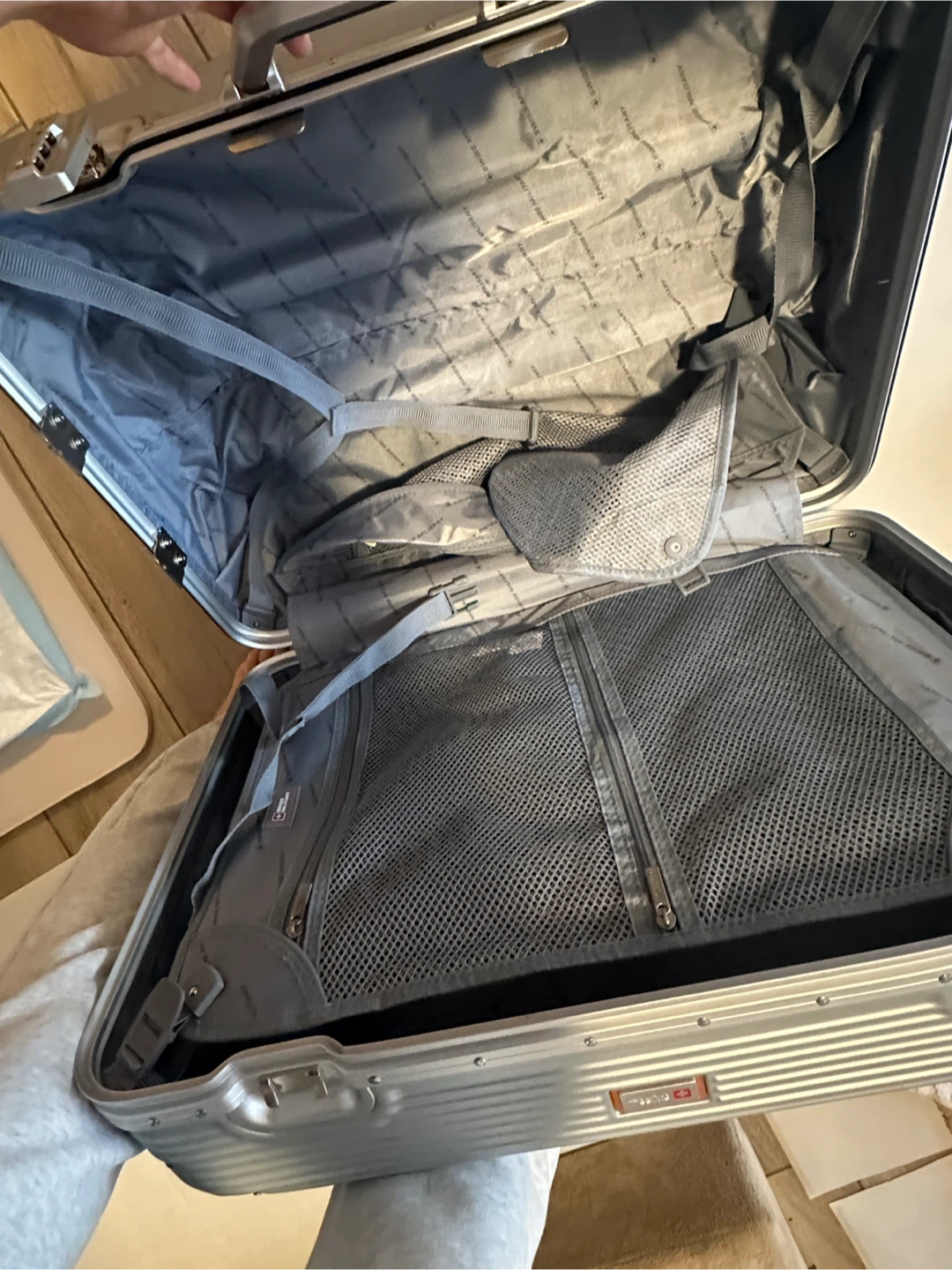 Swiss Military 51cm Carry On Hardside Case In Silver - photo 2