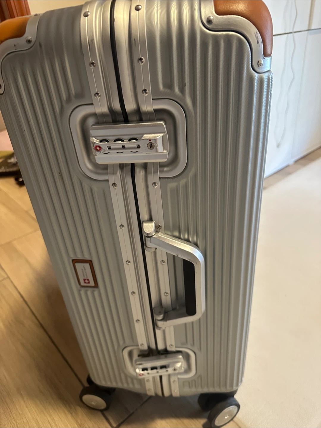Swiss Military 51cm Carry On Hardside Case In Silver - photo 5