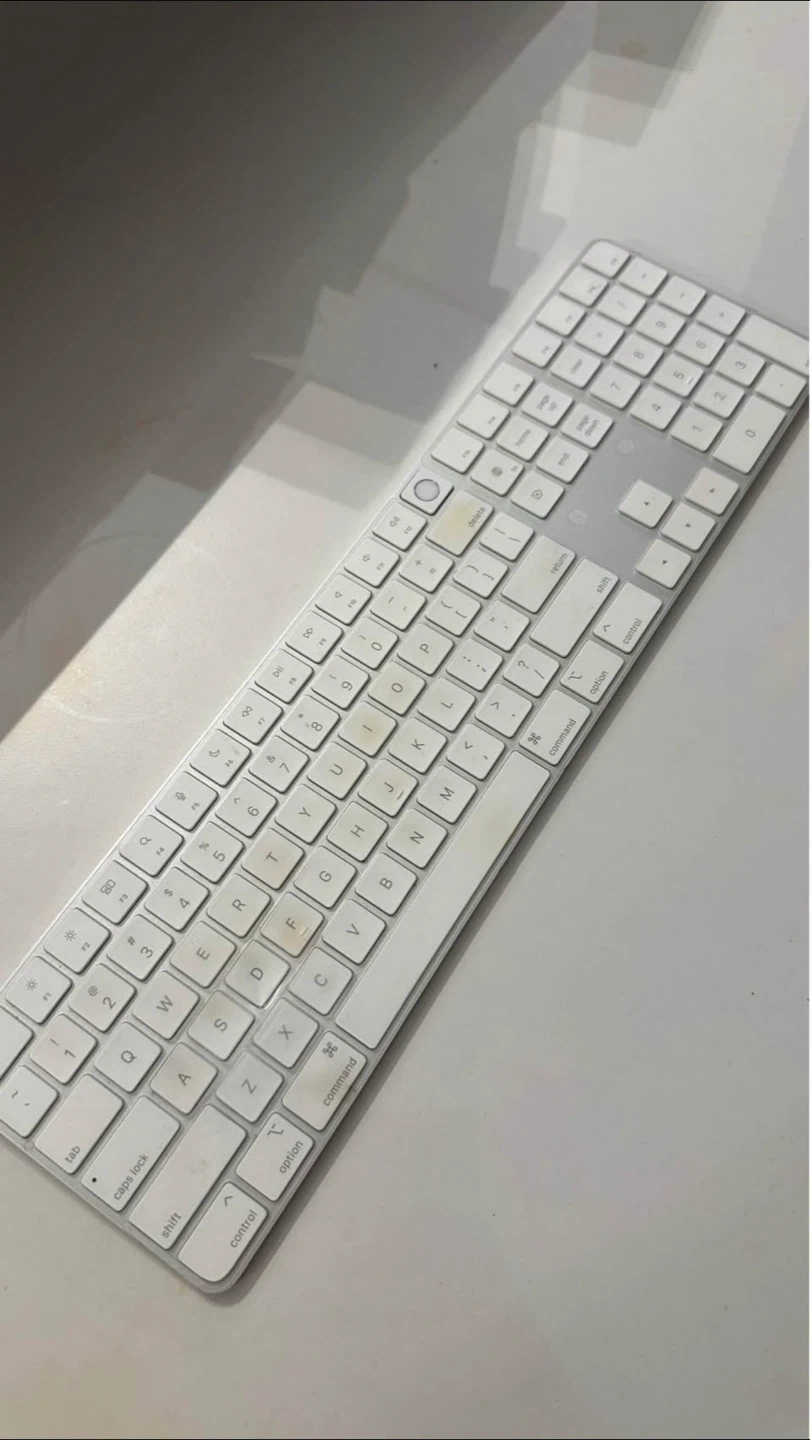 Apple Keyboard with Touch ID & Numeric Pad (LIGHTNING CABLE)