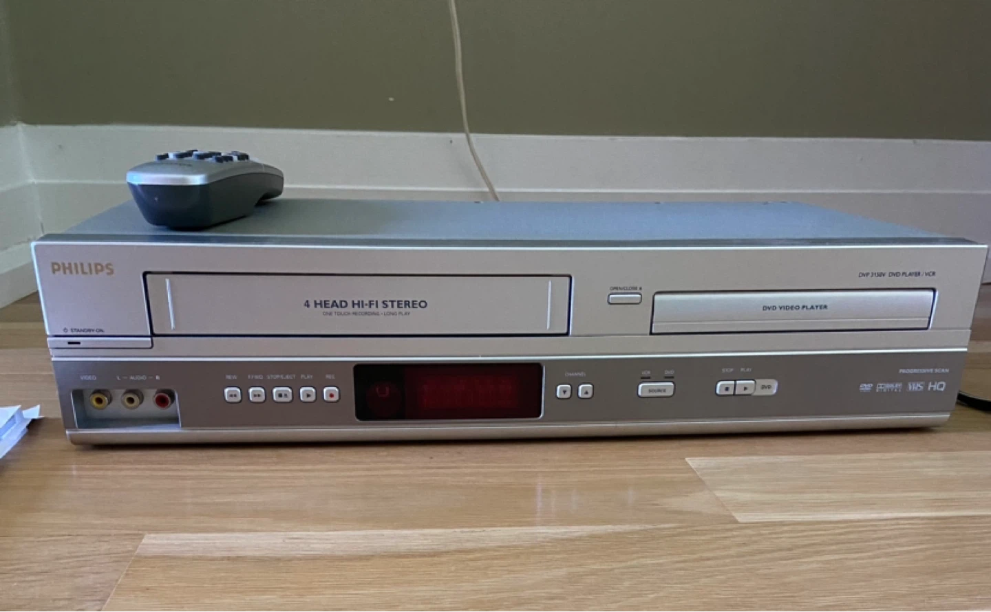 VCR AND DVD COMBINATION PLAYER