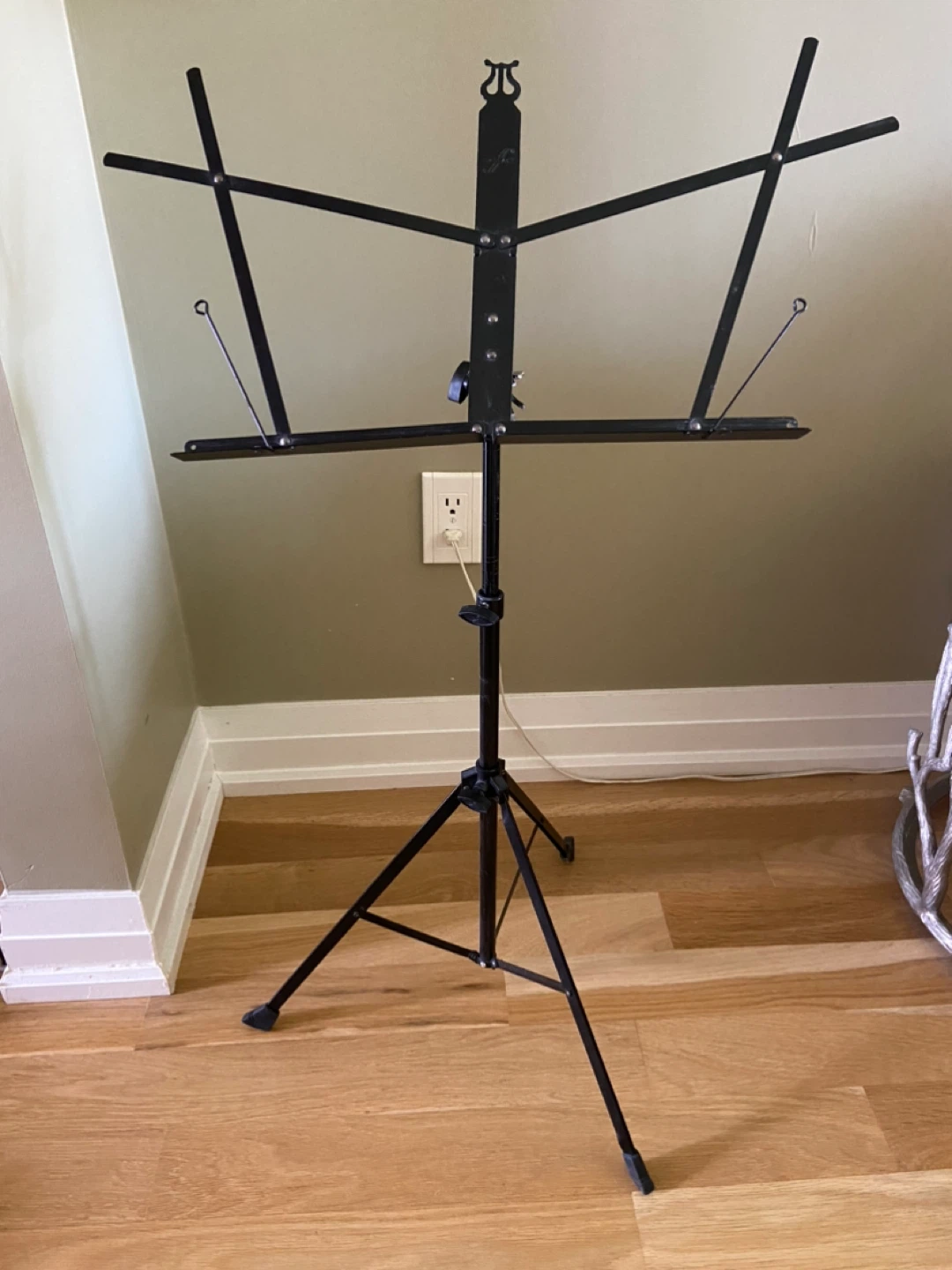 ADJUSTABLE MUSIC STAND