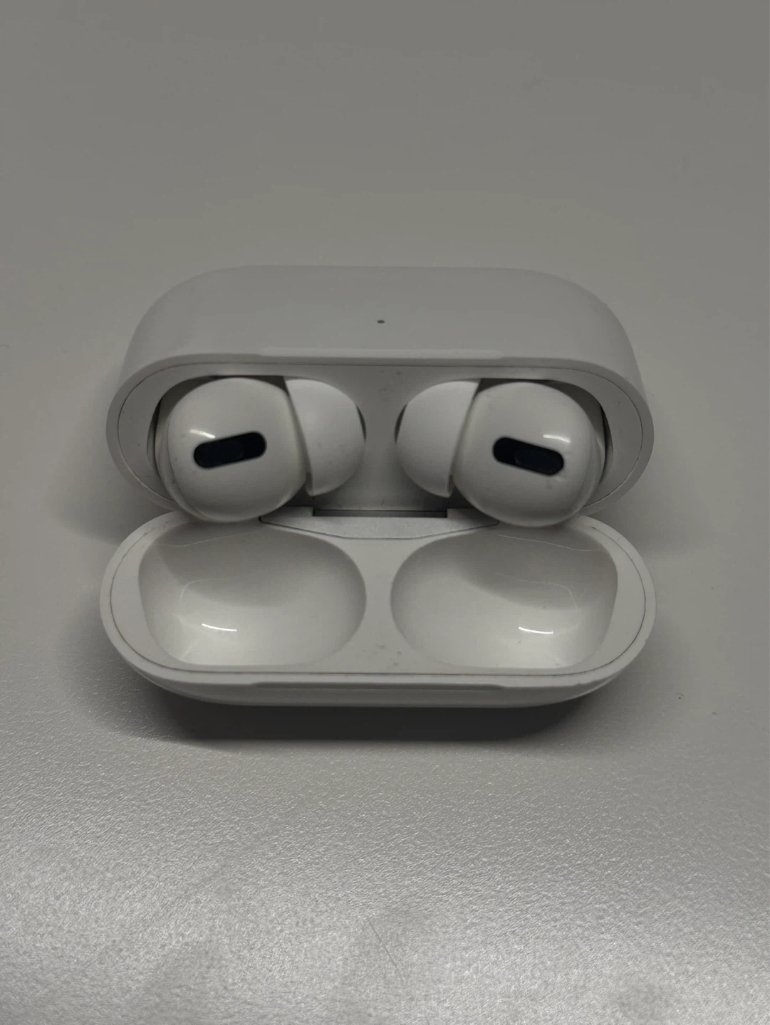 Apple AirPods Pro with Charging Case - photo 2
