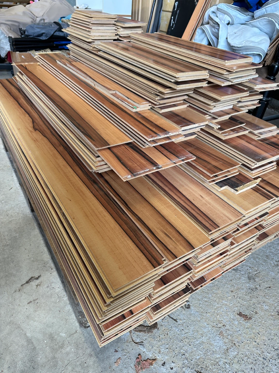 Modern Click-Lock Laminate Flooring 9mm (CAN DELIVER)