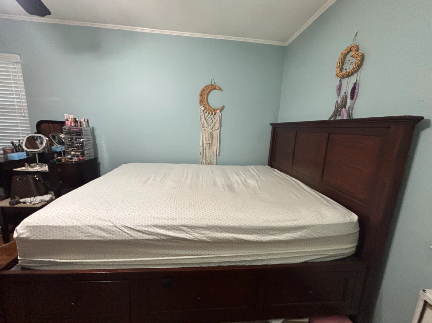 Raymour and Flanigan bedroom set - photo 3