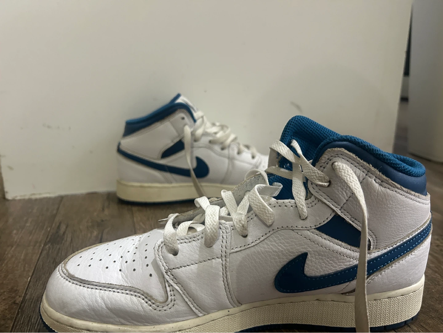 Air Jordan 1 Mids - photo 2