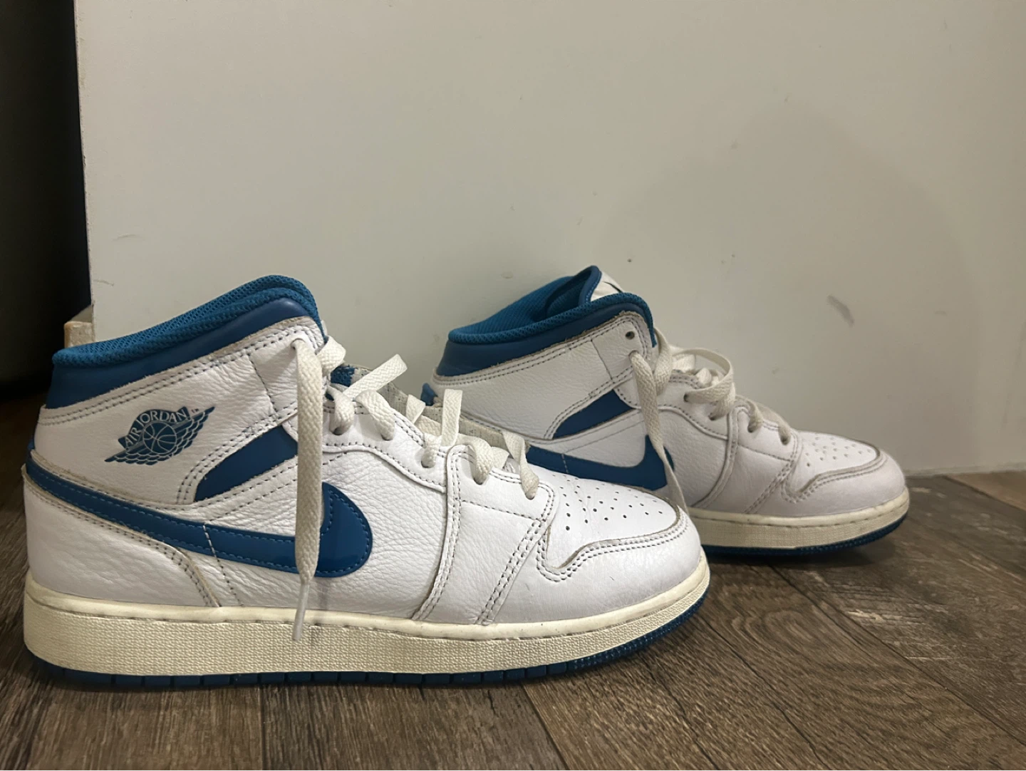 Air Jordan 1 Mids - photo 3