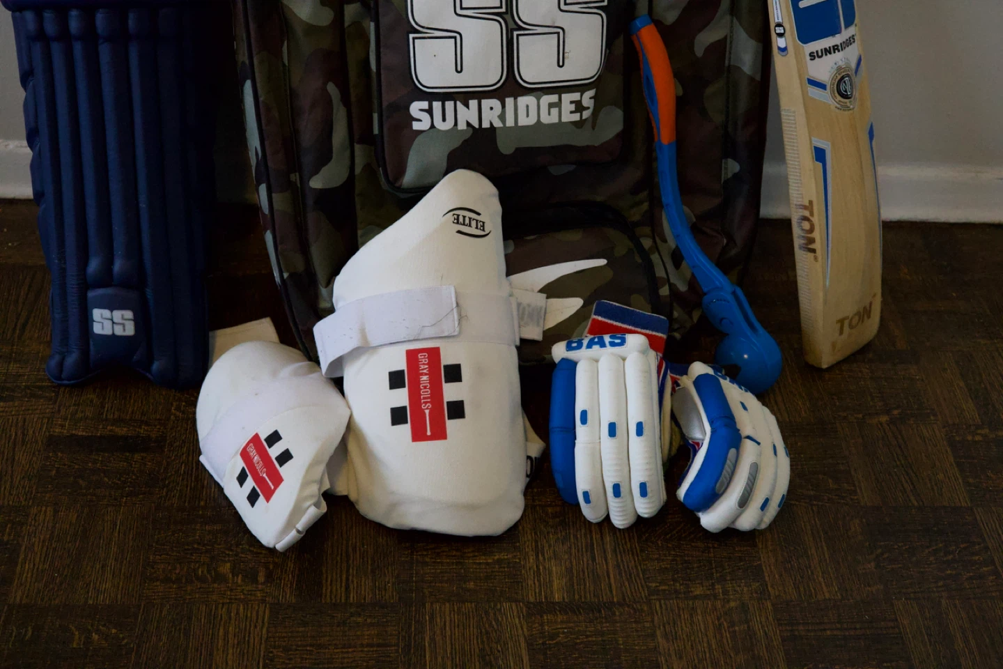 SS Sunridges Cricket Kit Bag and Protective Gear - photo 2