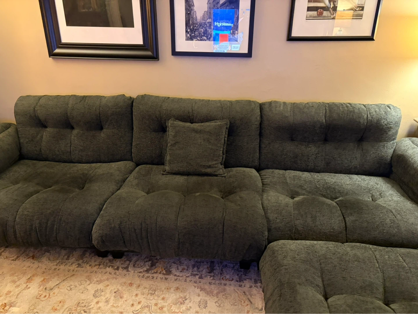 Beautiful dark green chenille sofa. Only 2 months old! - photo 2