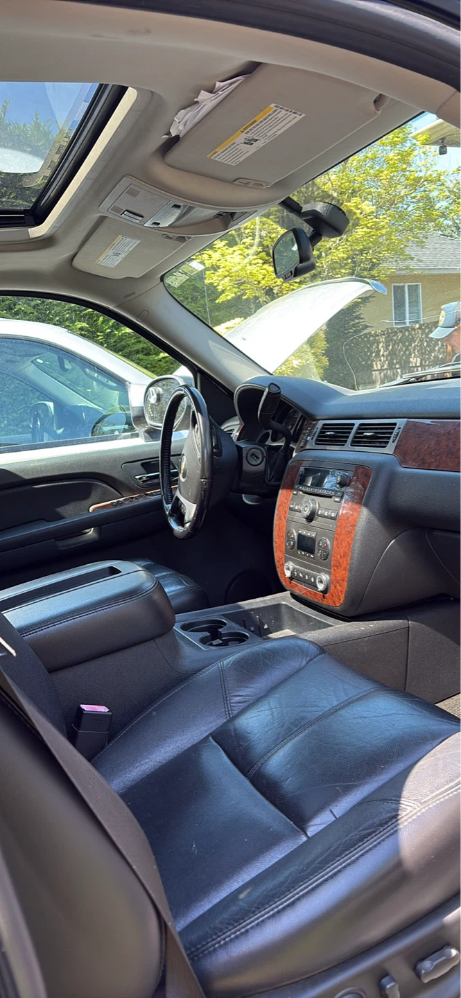 Black Chevrolet Avalanche - photo 3