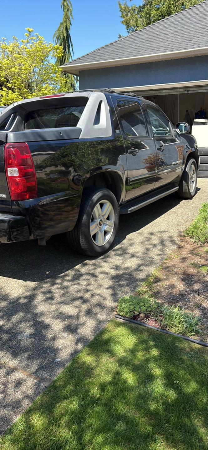 Black Chevrolet Avalanche - photo 2